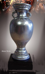 EU001-0 Eurocopa 18 CM terminación pintura y con Base Marmol